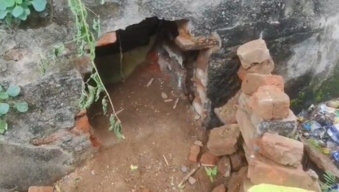दीवार को काटकर एक नई दुनिया का दरवाजा खुलता है
