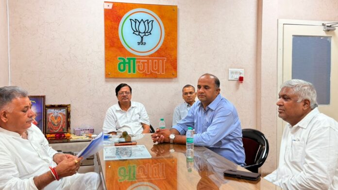 भाजपा प्रदेश कार्यालय में कैबिनेट मंत्री इंदर सिंह परमार