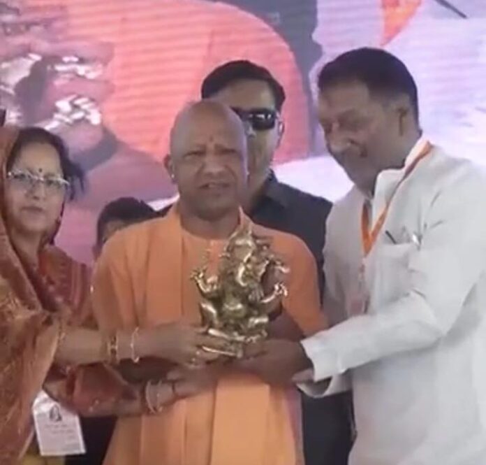 रुद्रपुर नगर पंचायत अध्यक्ष मुख्यमंत्री के साथ