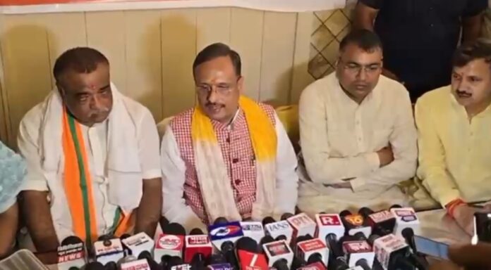 दिनेश शर्मा पत्रकार वार्ता में जानकारी देते हुए