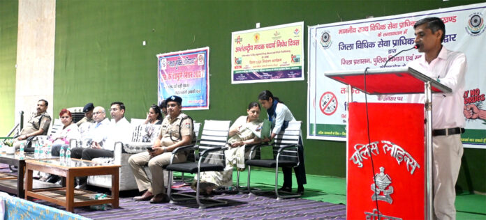 जागरूकता शिविर के दौरान महिलाएं स्वास्थ्य जानकारी प्राप्त करती हैं
