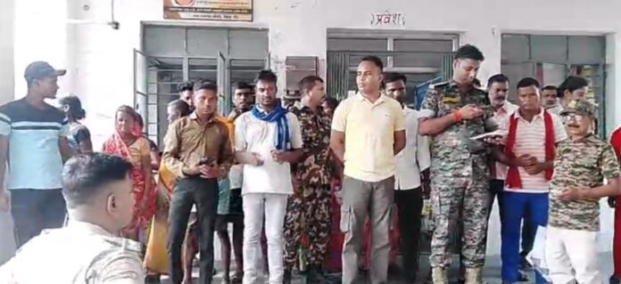 पुलिस जांच करती टीम