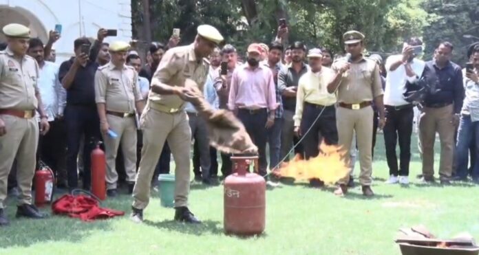 प्रशिक्षण के दौरान छायाचित्र और छात्रों