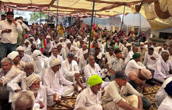 चुनौत गांव धरना लोगों की भीड़