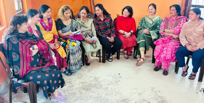 लेक सिटी वेलफेयर क्लब बैठक में सदस्य
