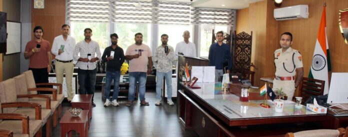 पुलिस अधीक्षक सिद्धांत जैन फोन मालिकों को सौंपते