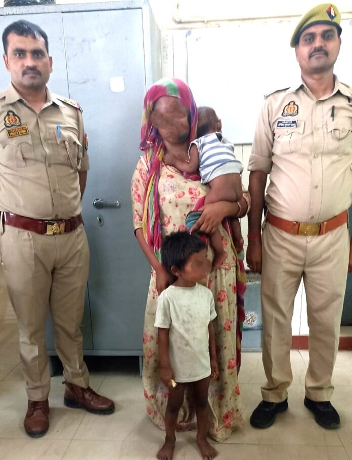 जीआरपी के साथ बरामद बच्चा और उसकी मां