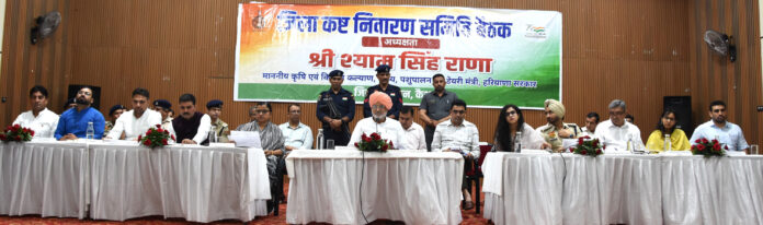 कृषि मंत्री श्याम सिंह राणा बैठक में मामलों की सुनवाई करते हुए