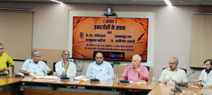 केएन गोविंदाचार्य के साथ अन्य लोग