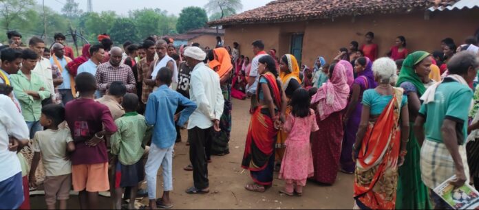 ग्रामीण भीड़ घटनास्थल पर