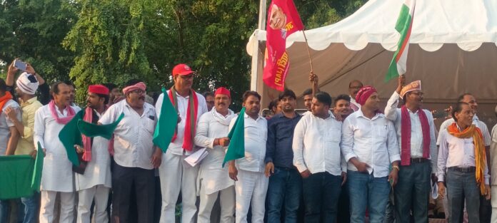 सपा नेता झंडी दिखाते हुए
