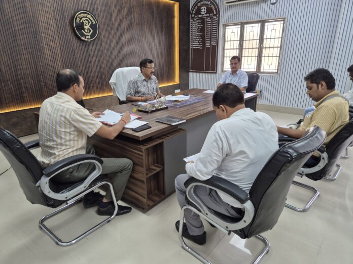 जिलाधिकारी विकास प्राधिकरण की बैठक में