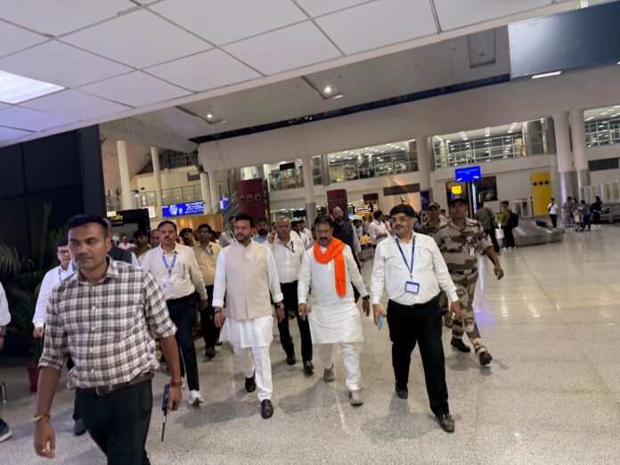 केंद्रीय नागरिक उड्डयन मंत्री का हवाई अड्डे पर दौरा