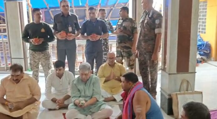 केंद्रीय मंत्री ललन सिंह दर्शन-पूजन करते हुए