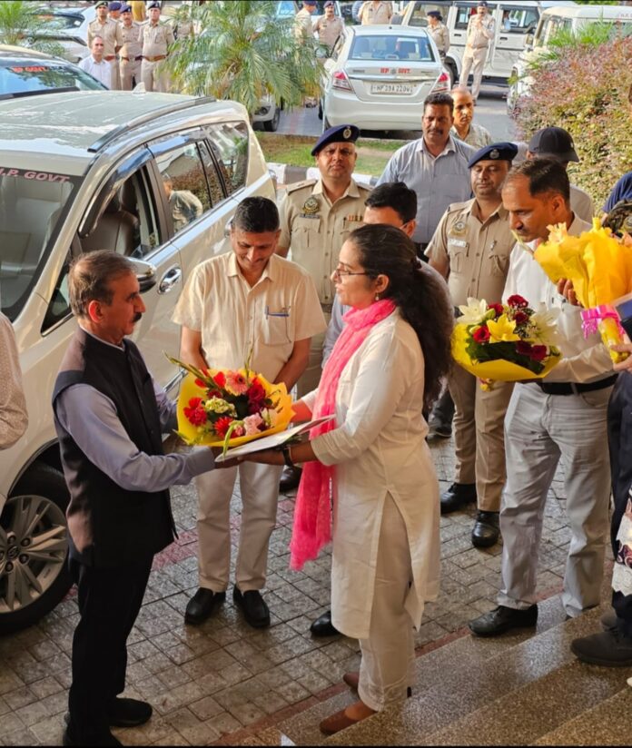 मुख्यमंत्री धर्मशाला स्वागत करते हुए