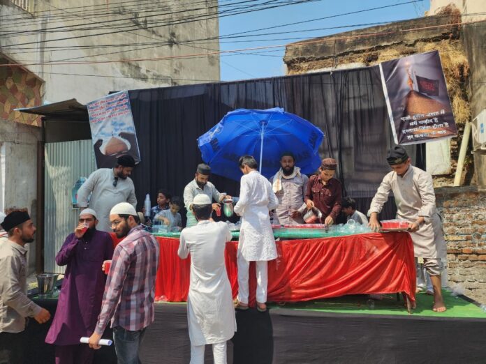 युवा लोग लोगों को लंगर-शरबत देते हुए