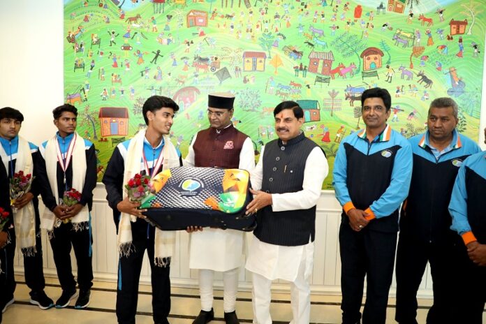 हॉकी खिलाड़ियों की भेंट मुख्यमंत्री से