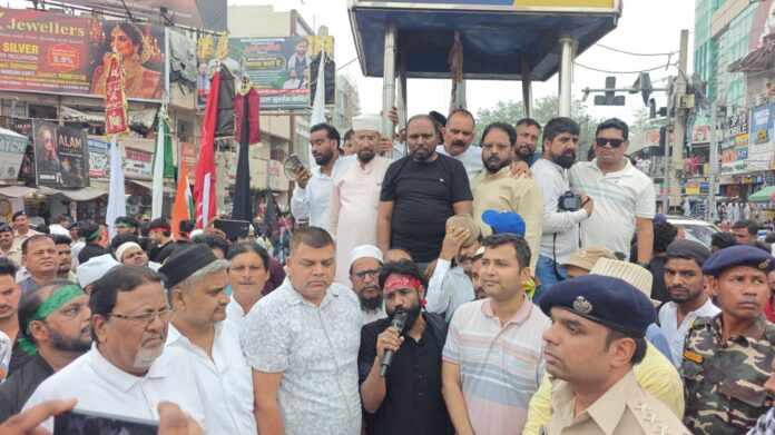 जुलूस में शामिल लोगों की तस्वीरें