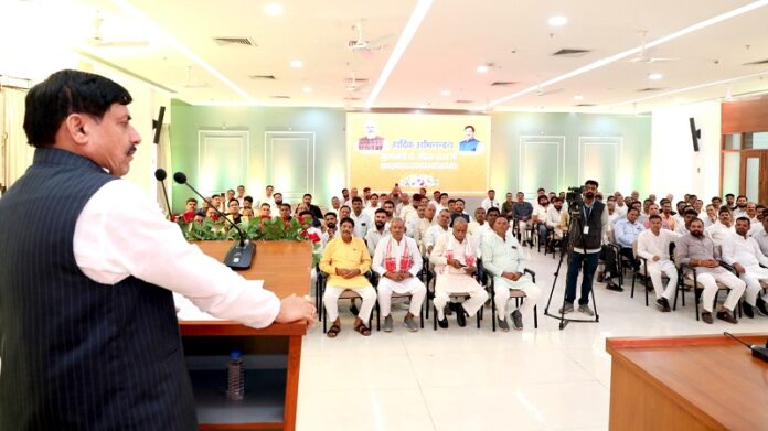 मुख्यमंत्री शुजालपुर में नागरिकों को संबोधित करते हुए