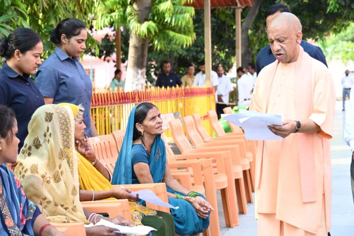 मुख्यमंत्री गायों को दुलारा करते हुए