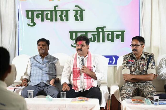 विजय शर्मा पुनर्वास केंद्र में युवाओं से मिलते हुए