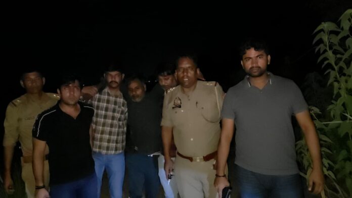 मुठभेड़ के बाद पुलिस की गिरफ्त में आरोपी