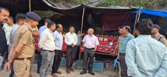 आयुक्त गढ़ वाले मंडल व्यवस्थाओं का जायजा लेते हुए