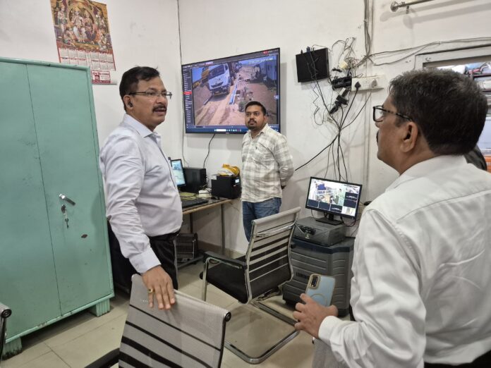 खनिज कमांड सेंटर का निरीक्षण