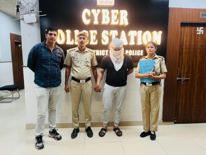 महिलाओं टक्कर वीडियो गिरफ्तार