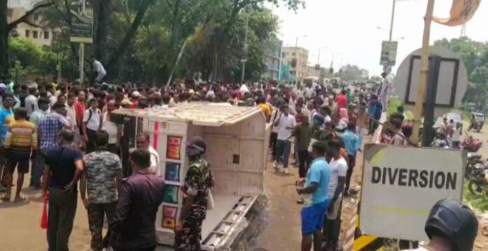 दुर्घटना के बाद सड़क पर जाम पलटी पिकअप वीडियो