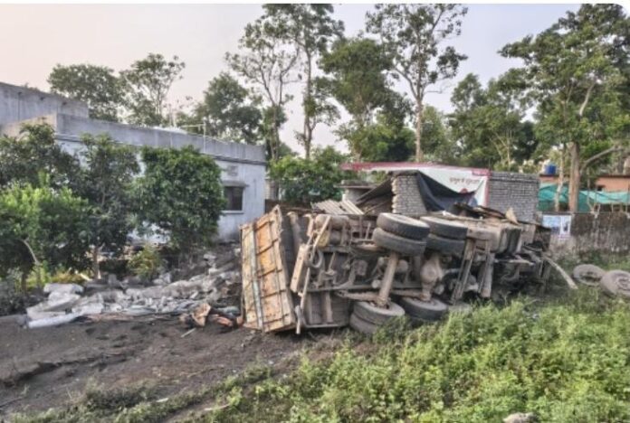 दुघर्टना में पलटा ट्रक