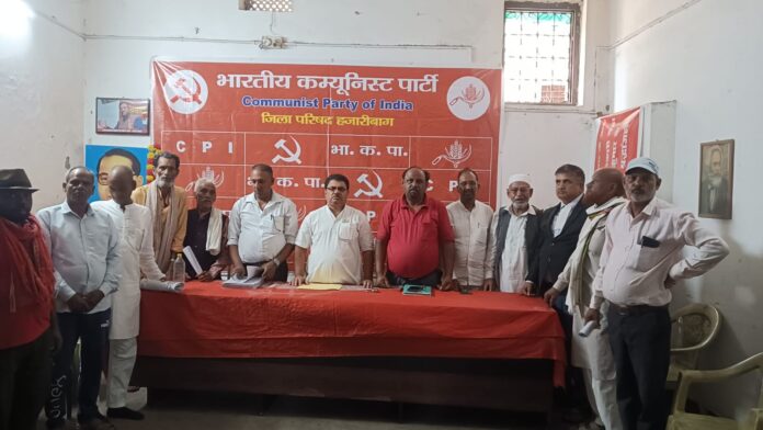 बैठक में शामिल लोगों की तस्वीरें