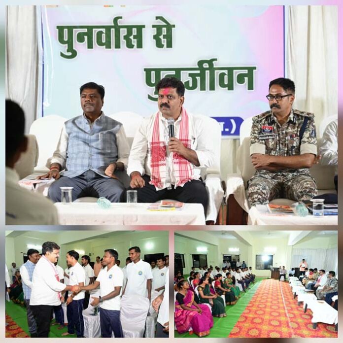 up mukhyamantri yuvaon ke saath