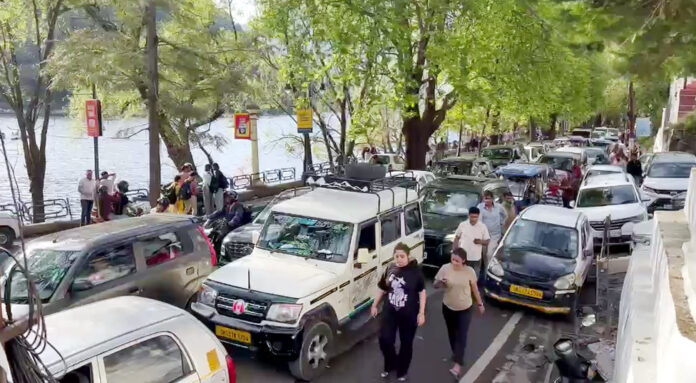 वाहन जाम माल रोड पर लगा