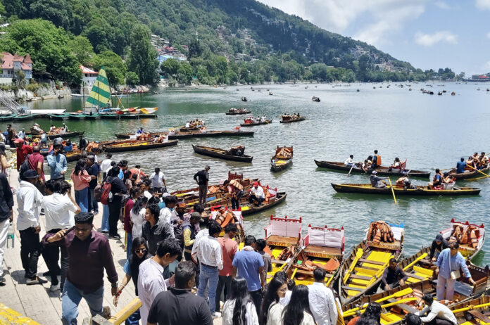 नैनीताल में सैलानी और पर्यटक