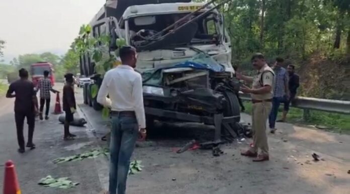 दो ट्रेलरों की टक्कर में ड्राइवर की मौत