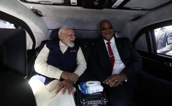 प्रधानमंत्री नरेन्द्र मोदी वनस्पति उद्यान की यात्रा में