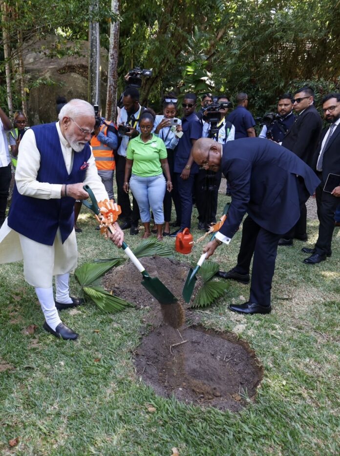 प्रधानमंत्री नरेन्द्र मोदी वृक्षारोपण करते हुए