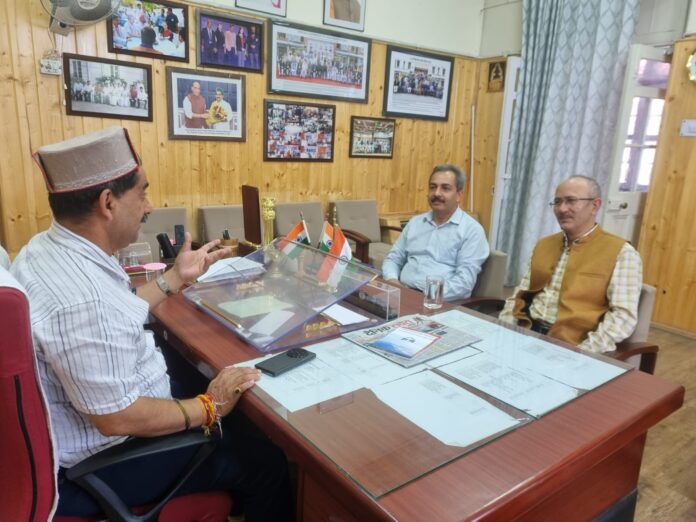 शिमला में अधिकारियों के साथ बैठक करते हुए उपमुख्य सचेतक