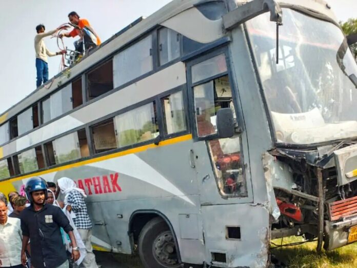 दुर्घटना में क्षतिग्रस्त बस फोटो