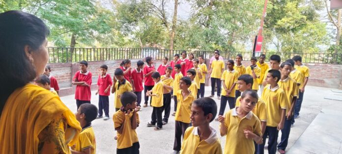 स्कूल के बच्चों के साथ सहयोग