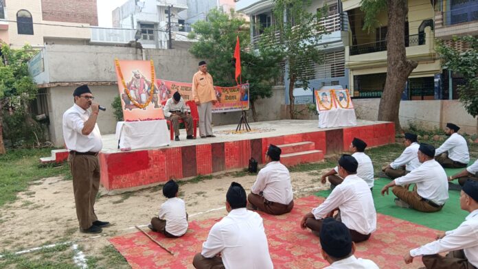राष्ट्रीय स्वयंसेवक संघ के कार्यक्रम का छाया चित्र
