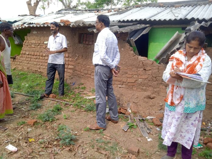 तहसीलदार स्थल निरीक्षण करते हुए