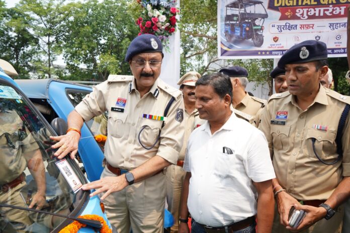 पुलिस कमिश्नर डॉ. संजीव शुक्ला क्यूआर कोड चस्पा करते हुए