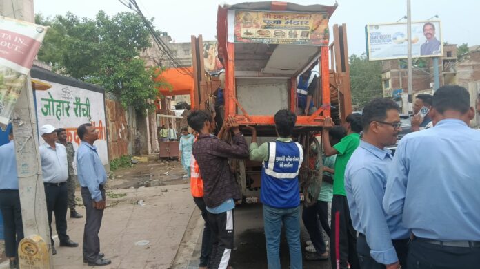 अतिक्रमण हटाने की कार्रवाई की जा रही है