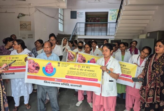 स्वास्थ्यकर्मी अपनी जान की परवाह किए बिना काम करते हैं