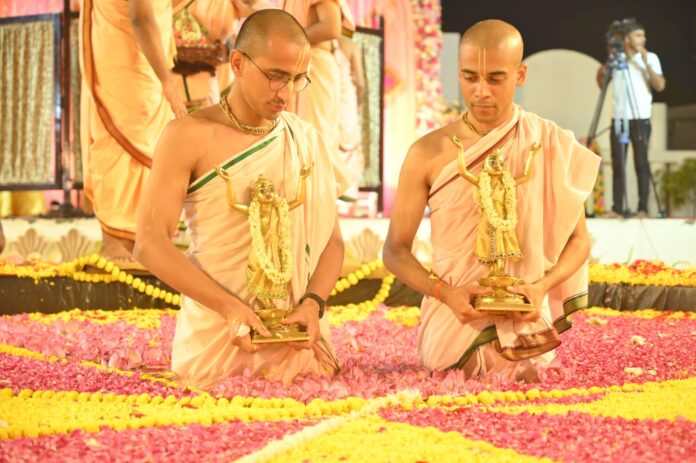 श्री कृष्ण जल विहार का भव्य आयोजन