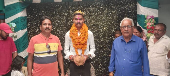 सागर कुमार साहू का सम्मान करते हुए सरपंच चेतनलाल देवांगन