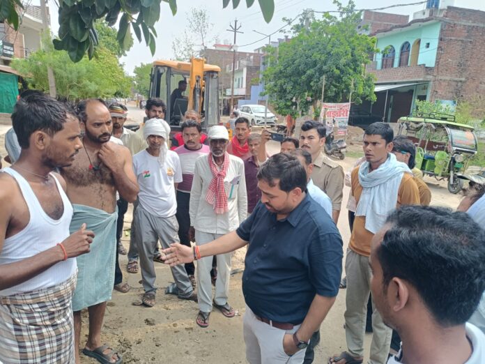 बुलडोजर अवैध अतिक्रमण ध्वस्त करता है