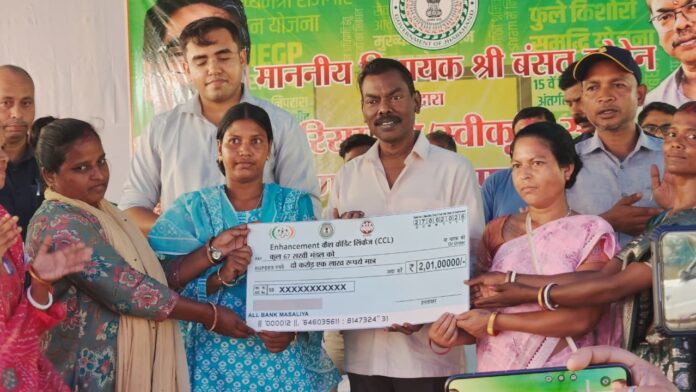 लाभुकों के बीच परिसंपति वितरण करते विधायक